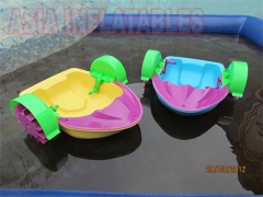 Gyerekek kézi lapátos csónak