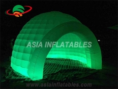 felfújható világított sátor vezetett az eseményhez