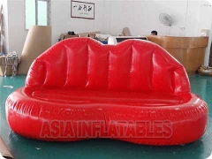  felfújható vörös ajkak alakú kanapé