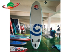 Vízi sport felfújható szörfdeszkák felállnak